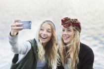 Estudantes universitários a tirar selfie — Fotografia de Stock