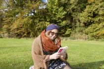 Жінка читання книги — стокове фото