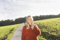 Счастливая молодая женщина на поле — стоковое фото