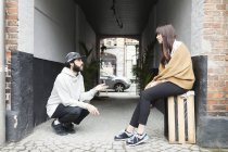 Couple parlant en passage — Photo de stock