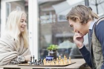 Couple jouant aux échecs — Photo de stock