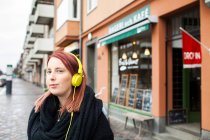 Frau hört Musik — Stockfoto