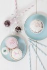 Cupcakes and pops on table — Stock Photo