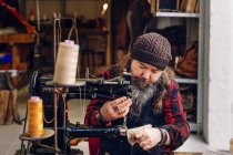 Чоловічий працівник швейні мішок кишені — стокове фото