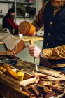 Arbeiter mit Holzhammer — Stockfoto