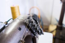 Máquina de coser en la fábrica de jeans - foto de stock