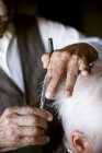 Cabeleireiro dando corte de cabelo — Fotografia de Stock