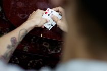 Homme jouant au poker à la maison — Photo de stock