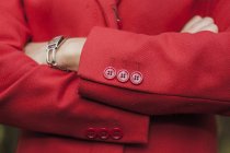 Midsection de femme d'affaires en blazer rouge — Photo de stock