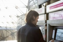 Человек покупает билет на поезд — стоковое фото