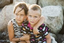 Мальчик сидит с сестрой — стоковое фото