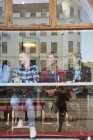 Мужчины сидят в кафе — стоковое фото