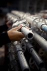 Costruttore selezionando il tubo in cantiere — Foto stock