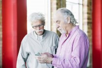 Senioren nutzen Handy — Stockfoto