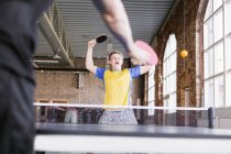 Мальчик-подросток играет в настольный теннис — стоковое фото