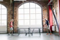 Homens seniores jogando tênis de mesa — Fotografia de Stock