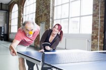 Femme et homme jouant au tennis de table — Photo de stock