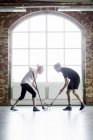 Homme et femme jouant au hockey — Photo de stock