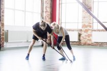 Uomo e donna che giocano a hockey — Foto stock
