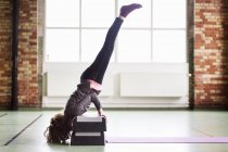 Tänzerin macht Handstand auf Stufen — Stockfoto