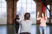 Жінки практикуються під час танцювального класу — стокове фото