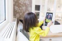 Дівчина бере селфі через цифровий планшет — стокове фото