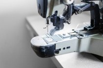 Máquina de coser en fábrica - foto de stock