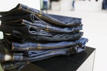 Pila di nuovi jeans — Foto stock