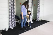 Diseñador de moda en fábrica de jeans - foto de stock