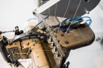 Швейная машина на джинсовой фабрике — стоковое фото