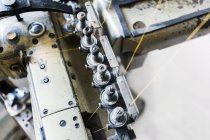 Parte de la máquina de coser en fábrica - foto de stock