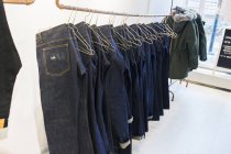 Jeans pendurados no rack — Fotografia de Stock