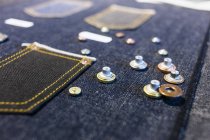Кнопки на джинсовой ткани — стоковое фото