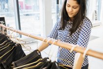 Mujer confusa eligiendo jeans - foto de stock