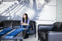 Жіночий клієнт сидить на дивані — стокове фото