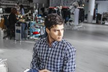 Travailleur masculin dans l'usine de jeans — Photo de stock