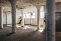 Säulen in verlassenem Raum — Stockfoto