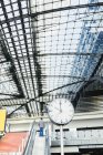 Relógio sob teto de vidro da estação ferroviária — Fotografia de Stock