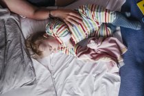 Mulher tocando bebê menina na cama — Fotografia de Stock