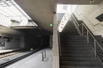 Шаги и платформа на железнодорожном вокзале — стоковое фото