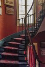 Лестница и картины висят на стене в доме — стоковое фото