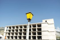 Lampione contro edificio incompleto — Foto stock