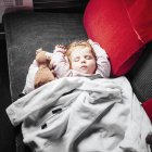 Bambino che dorme in treno — Foto stock