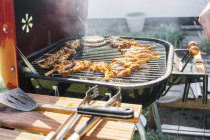 Braciole di carne grigliate sul barbecue — Foto stock