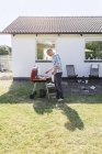 Человек гриль еду за пределами дома — стоковое фото