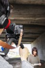 Cameraman filmant journaliste de nouvelles — Photo de stock