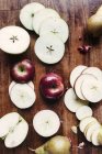 Fatias de maçã e pêra na tábua de corte — Fotografia de Stock