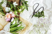 Цветы на столе над скатертью — стоковое фото