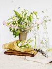 Blumen in der Vase und in Papier — Stockfoto