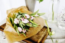Букет тюльпанів на рубаній дошці — стокове фото